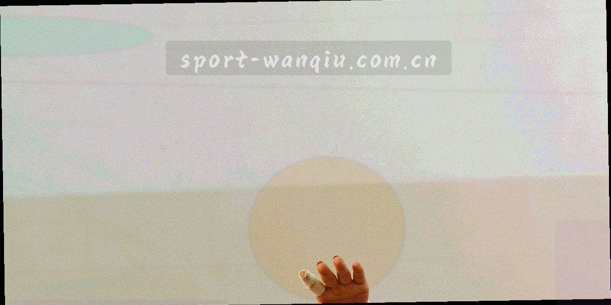 华灯初上的足球场俯瞰，绿色草皮与灯光形成对比