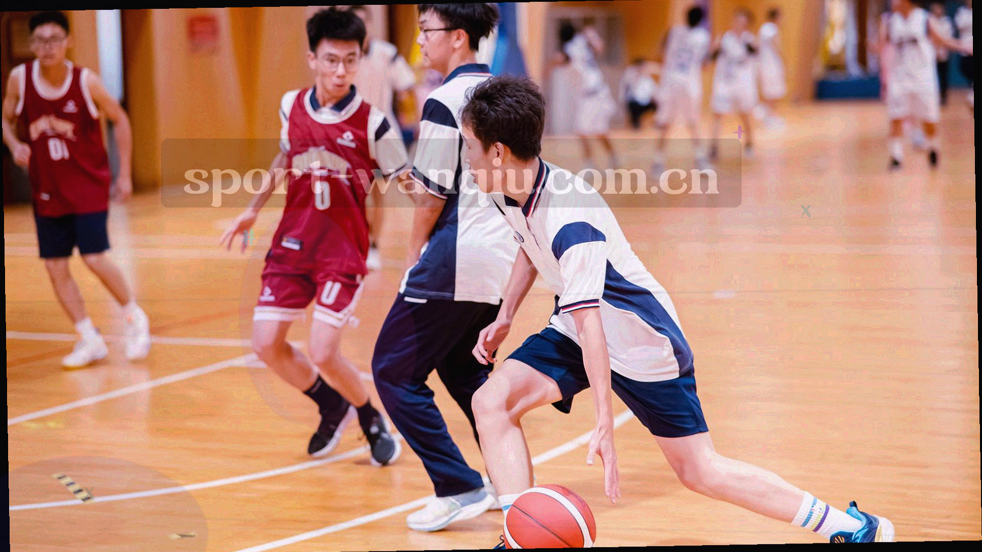 足球赛场上球员激烈拼抢，背景带动态数据流效果